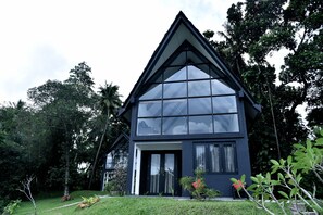 Superior Chalet, Multiple Beds, Pool View, Poolside | Premium bedding, iron/ironing board, rollaway beds, free WiFi - The Country House (Galle)