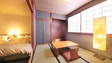 Una habitación japonesa tradicional con suelo de tatami, una mesa de madera baja, un banco acolchado, un biombos shoji y un farolillo de papel colgante.