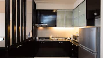 Full-sized fridge, microwave, coffee/tea maker, electric kettle