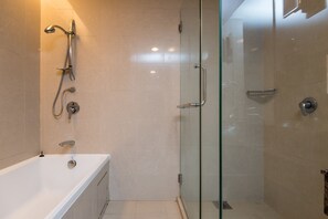 Executive Suite | Bathroom | Separate bathtub and shower, deep-soaking bathtub, rainfall showerhead