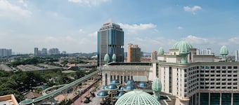 W Studio Resort Suites at Pyramid Tower