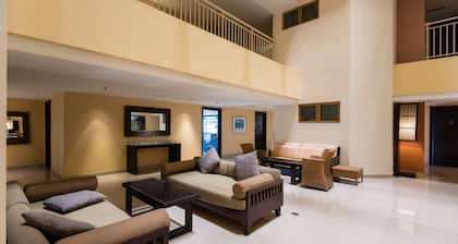 W Studio Resort Suites at Pyramid Tower