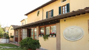 A yellow building with a sign reading "Villa Maria." - Villa Maria (Vicopisano)