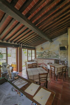 بوفيه فطور مجانًا يوميًا