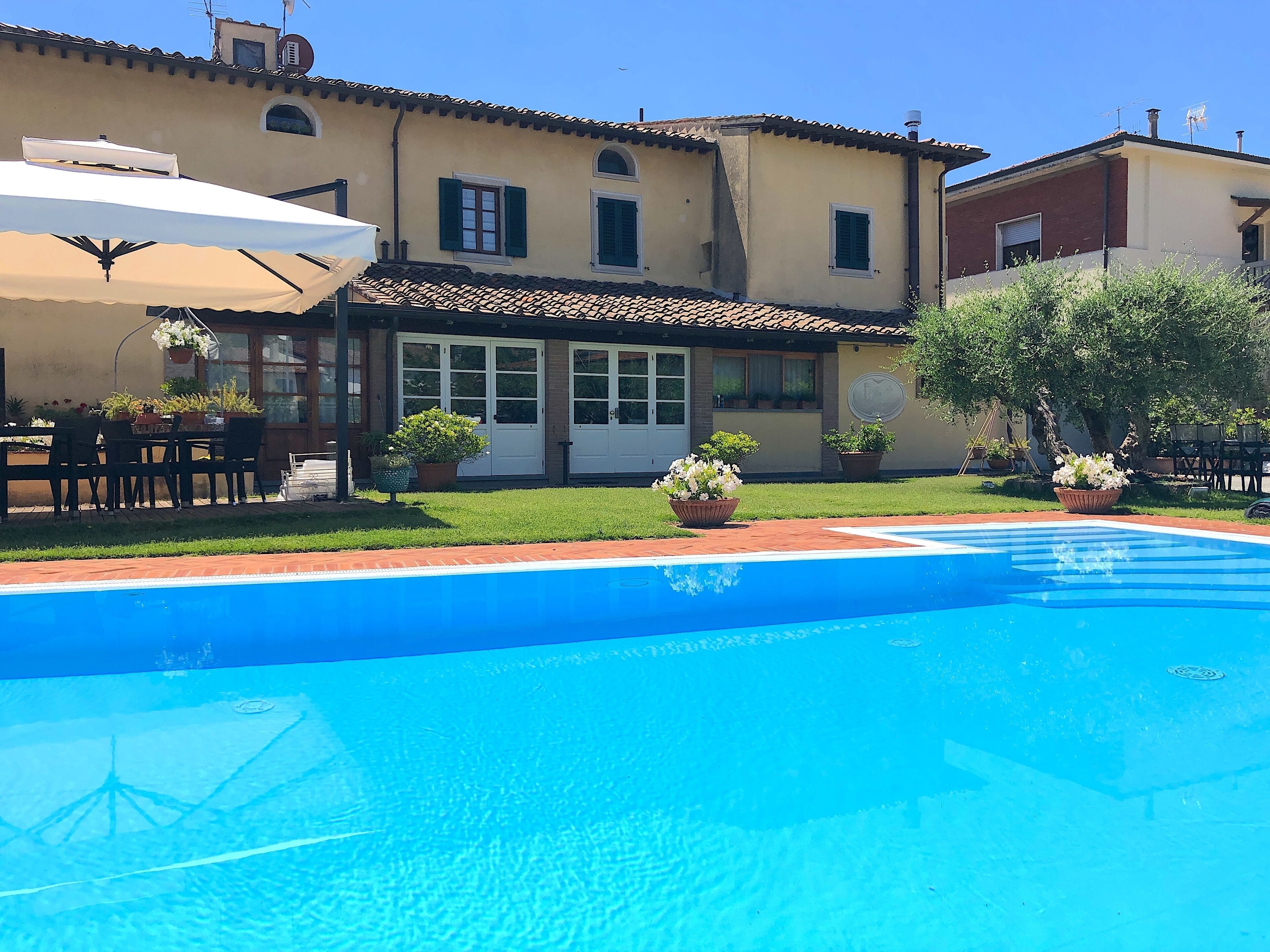 Außenpool, Sonnenschirme, Liegestühle