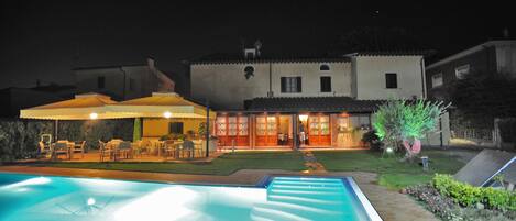 Außenpool, Sonnenschirme, Liegestühle