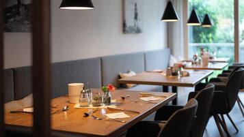 Se sirven desayunos, cenas y cocina regional (con vistas al jardín)