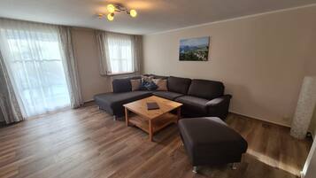 Comfort-Apartment, 2 Schlafzimmer, Terrasse | Wohnbereich | Flachbildfernseher