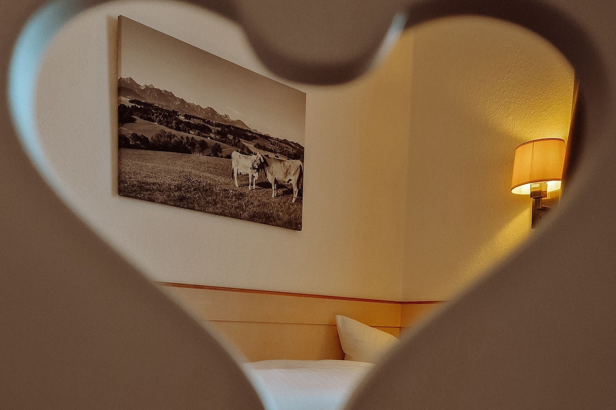 Standaard eenpersoonskamer | Hypoallergeen beddengoed, een bureau, een strijkplank/strijkijzer