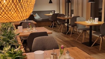 Petit déjeuner et dßner servis sur place, spécialités Cuisine régionale