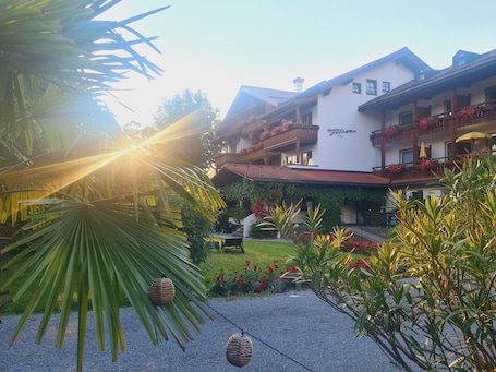 Fachada de la propiedad por la tarde o noche