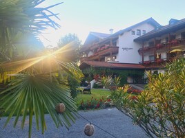 住宿正面 - 傍晚/夜晚