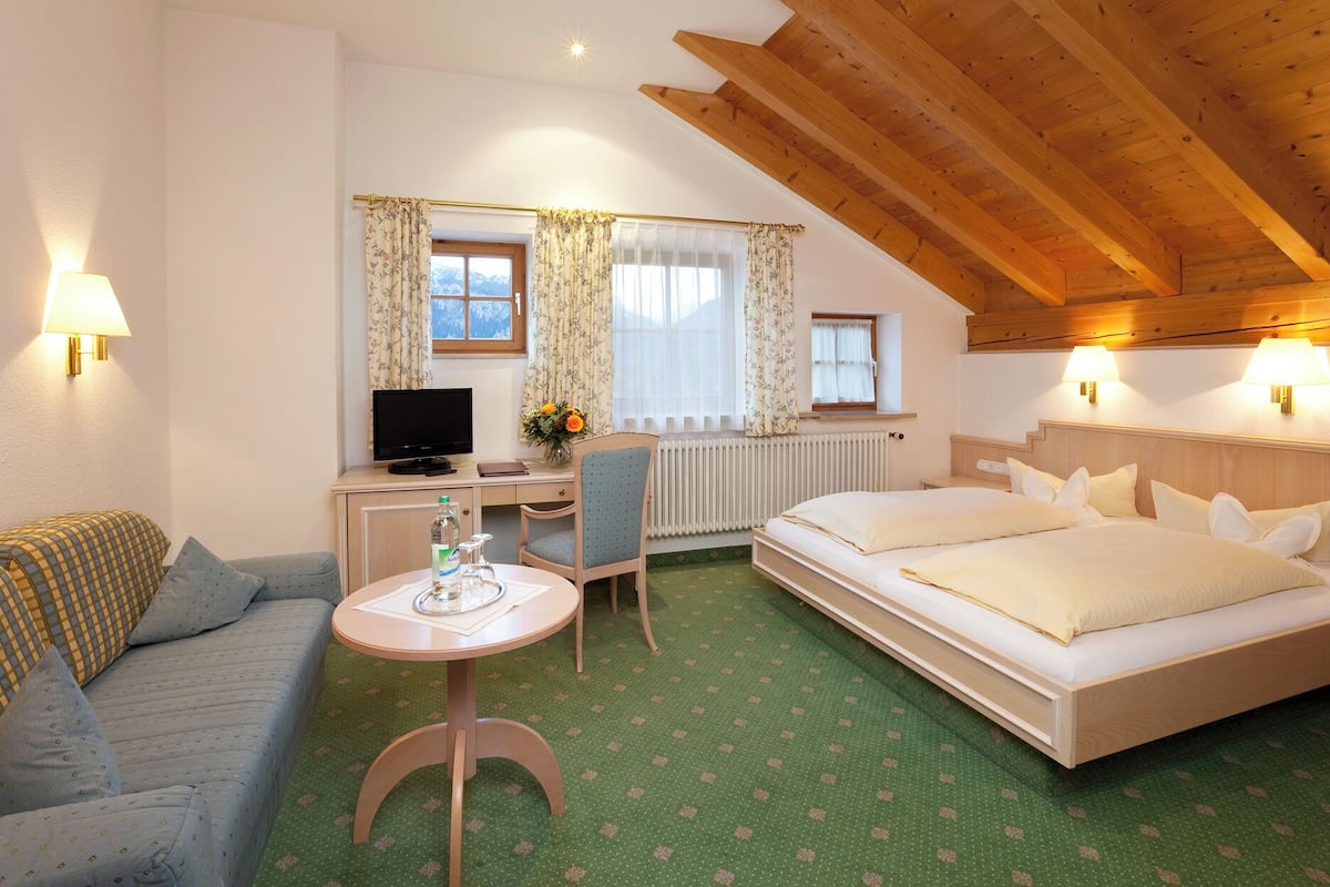 Standaard tweepersoonskamer | Hypoallergeen beddengoed, een bureau, een strijkplank/strijkijzer