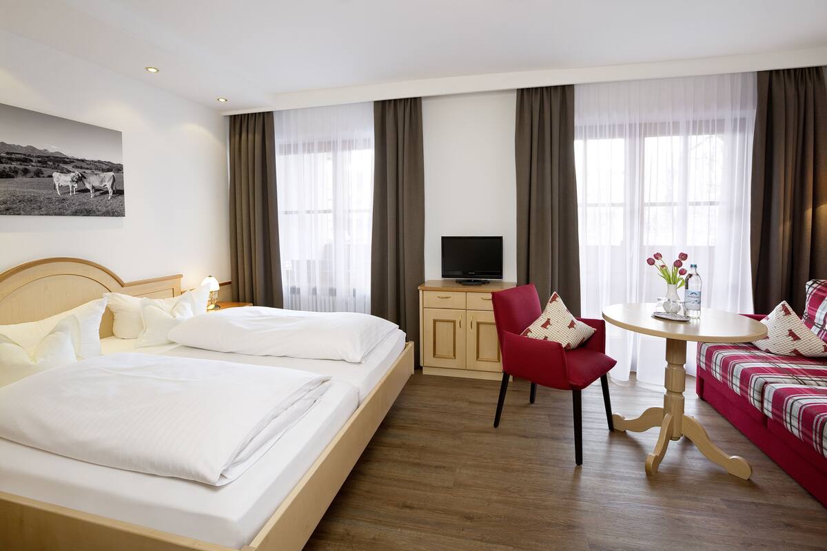 Doppelzimmer Komfort mit Balkon | 防过敏的被褥、客房内保险箱、遮光窗帘、熨斗/熨板