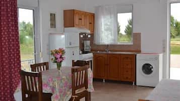 Apartamento, 1 habitación, balcón, vistas a la piscina | Zona de estar | Una televisión de pantalla plana