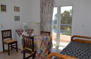 Een strijkplank/strijkijzer, gratis babybedden, gratis wifi, beddengoed