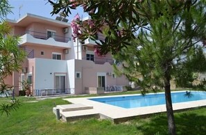 Outdoor pool, pool umbrellas, pool loungers - Petasos Apartments (Rhodes)
