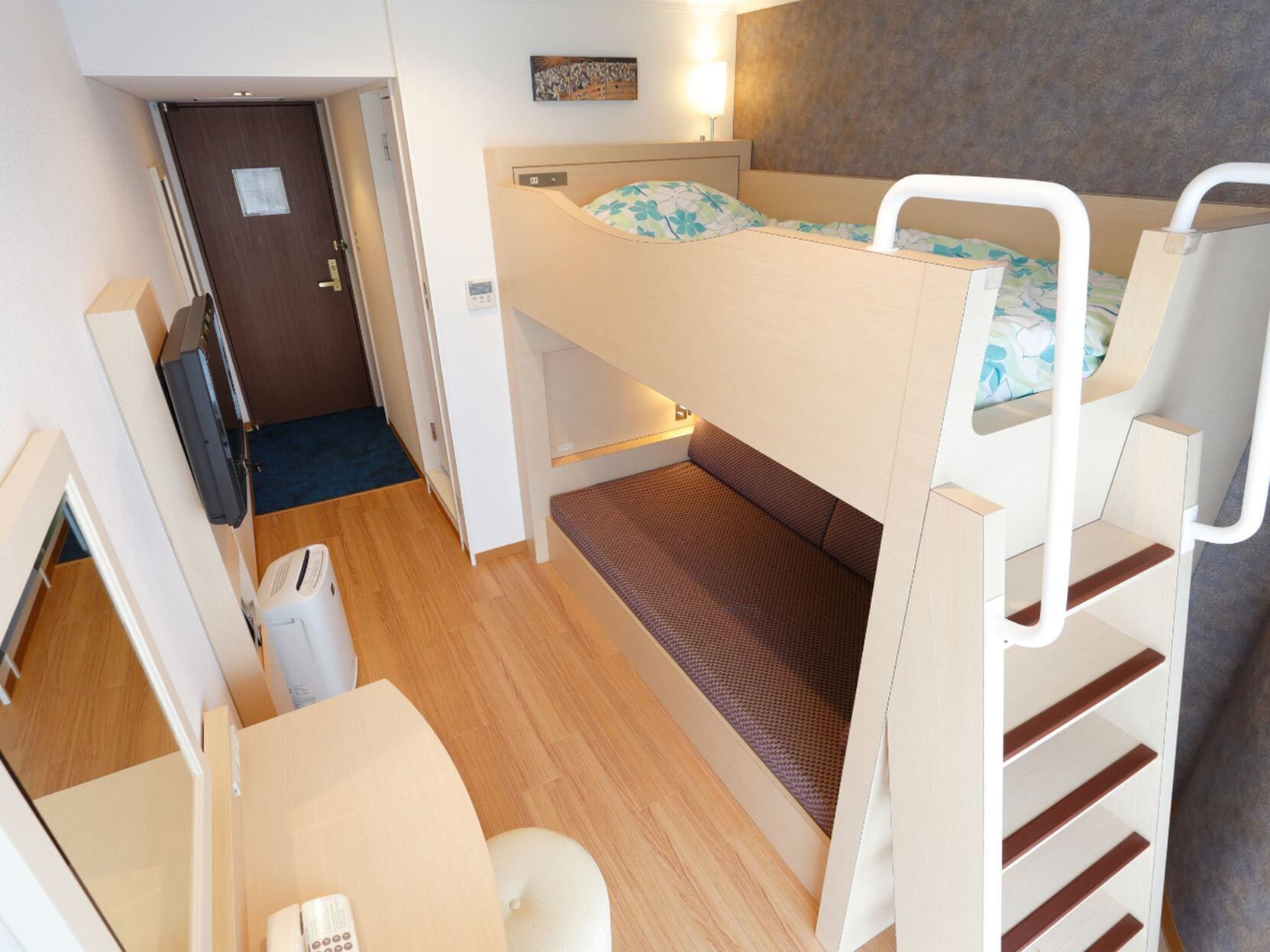 In-room safe, soundproofing, free WiFi, bed sheets