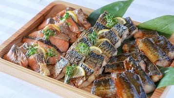 每日供应自助式早餐(每人 JPY 2200)