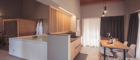 Suite La Quercia | Yksityinen keittiö | Täysikokoinen jääkaappi, liesi, keittoastiat/astiat/ruokailuvälineet