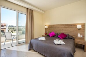 1 dormitorio, caja fuerte, escritorio y cortinas opacas