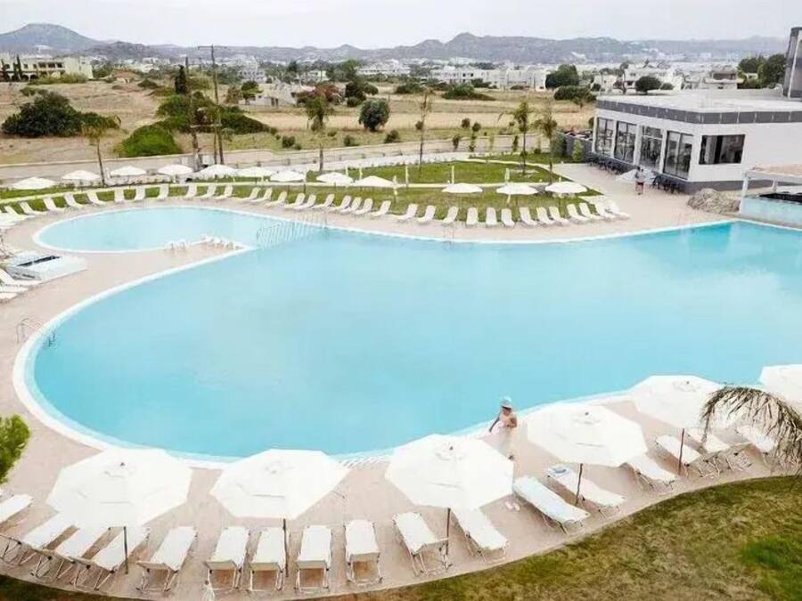 Una piscina al aire libre (de 10:00 a 19:00), sombrillas, tumbonas