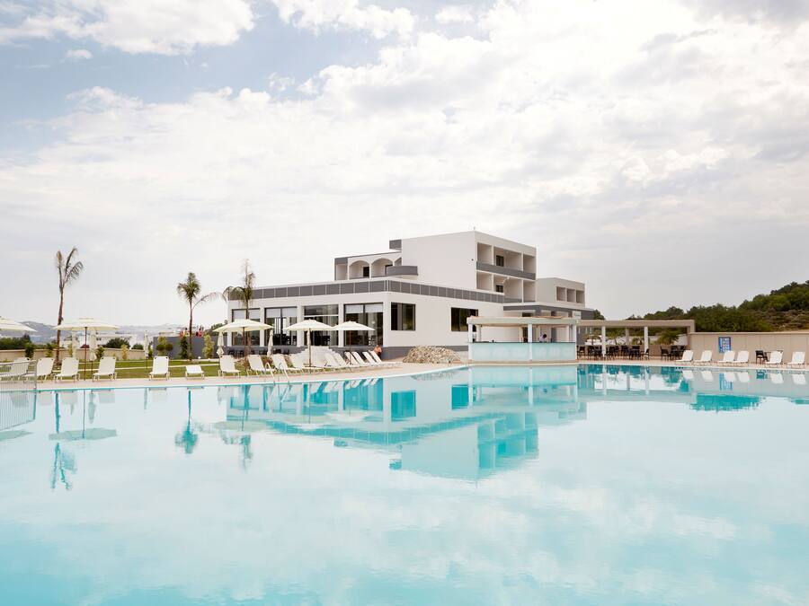 AuĂenpool, geöffnet von 10:00 Uhr bis 19:00 Uhr, Sonnenschirme