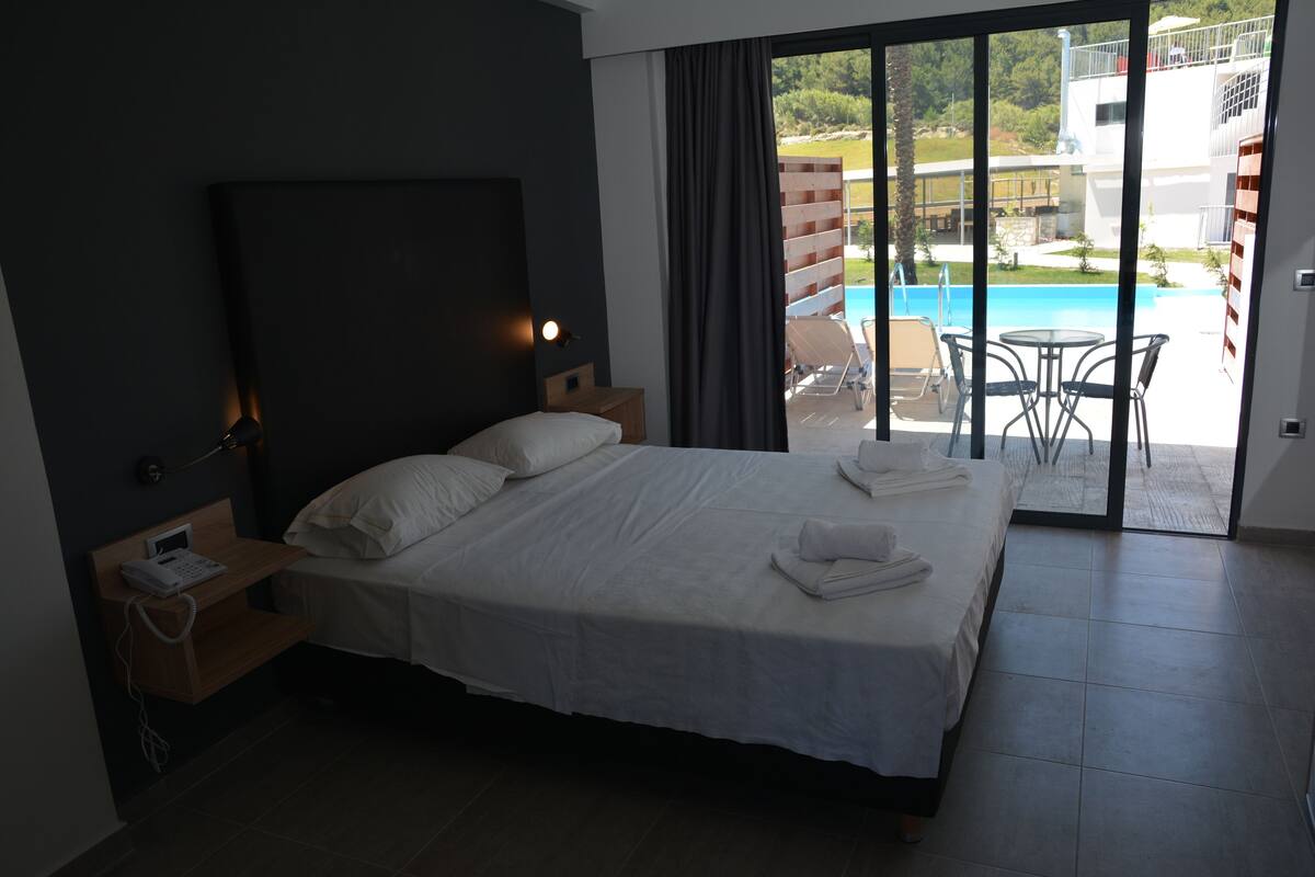 Quarto superior, acesso à piscina | 1 quarto, cofres nos quartos, escrivaninha, cortinas blackout