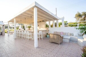 Breakfast, lunch and dinner served