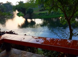 Un río con un puente de madera al frente.