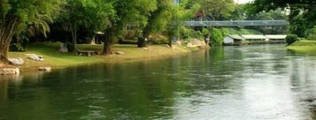Un río con un puente y árboles.