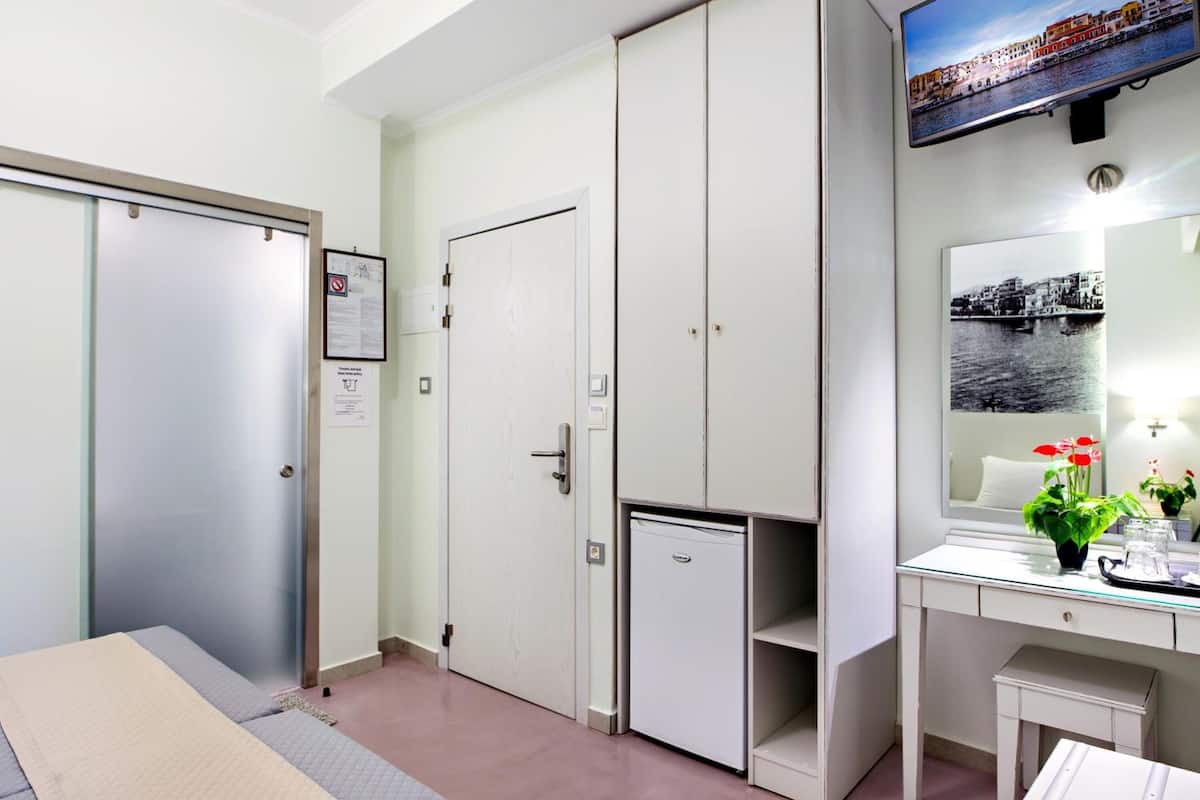 Triple Room | Minibar, in-room safe, soundproofing, free WiFi