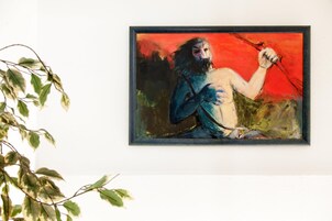 Ένας πίνακας σε κορνίζα κρεμασμένος σε έναν τοίχο.