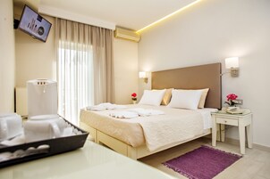 Colchones con pillow-top, minibar y caja de seguridad en la habitación 