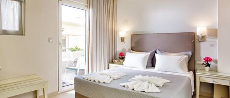 Kahden hengen huone (yksi tai kaksi sänkyä) | Pillowtop-patjalliset sängyt, minibaari, tallelokero huoneessa