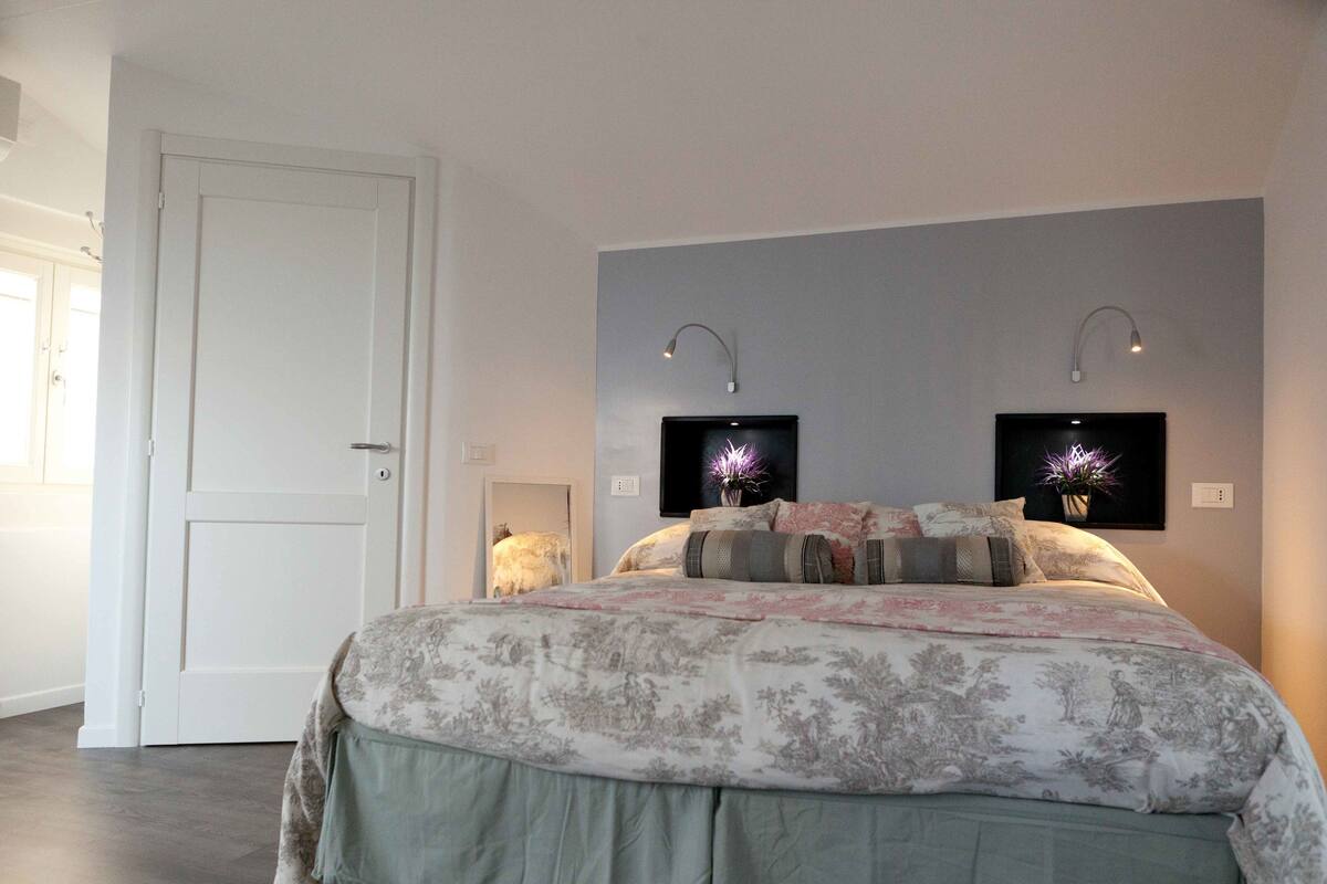 In-room safe, free WiFi, bed sheets