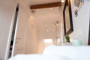 Superior Room | Bathroom