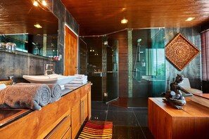 5 Bedrooms Villa | Banheiro | Banheira e chuveiro separados, banheira de imersão