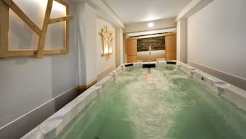 Indoor spa tub