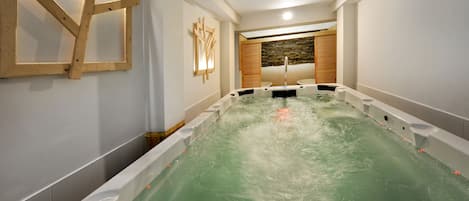 Indoor spa tub