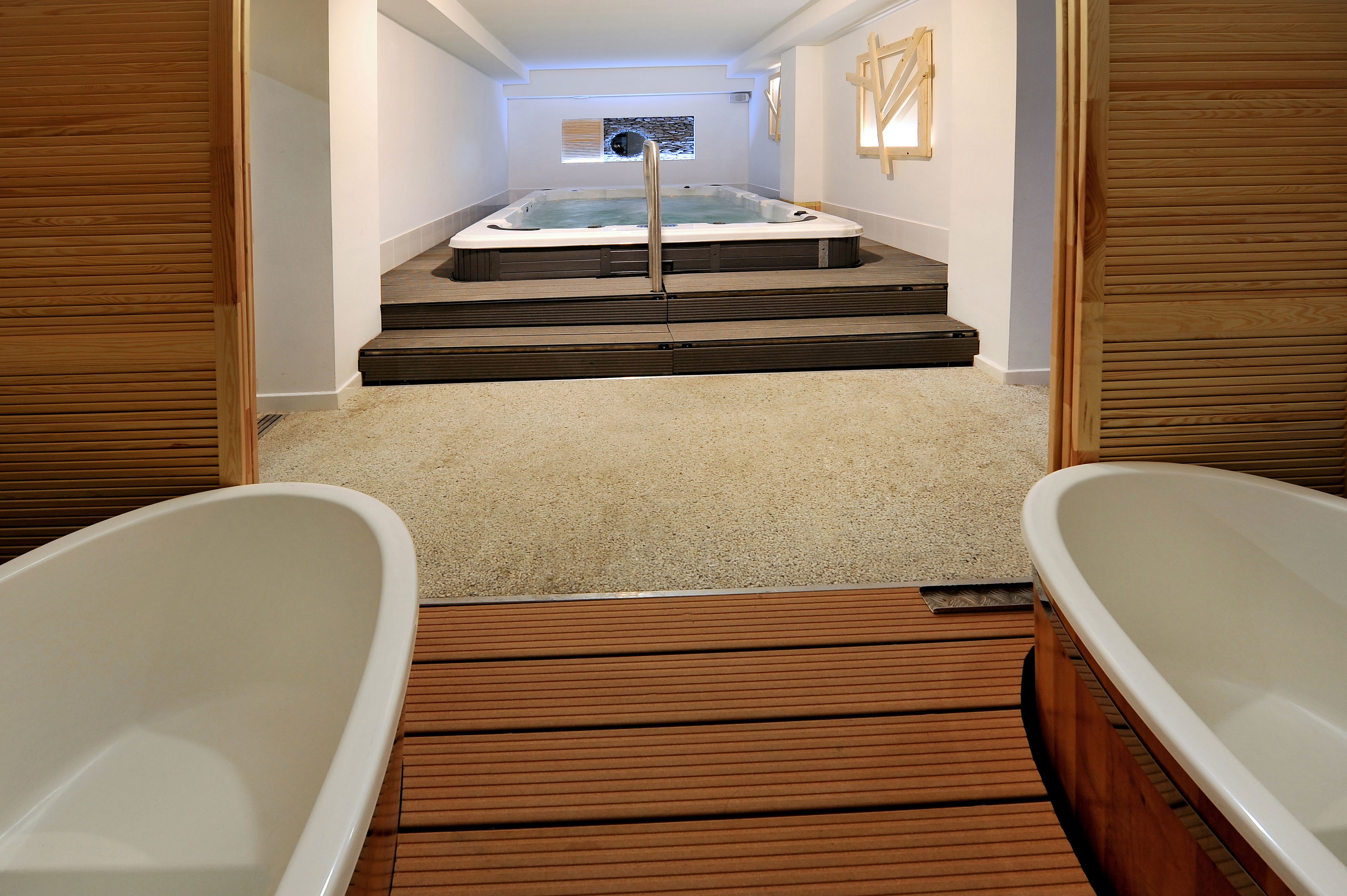 Indoor spa tub