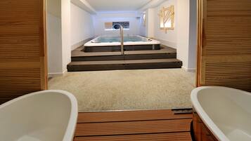 Bañera de hidromasaje cubierta