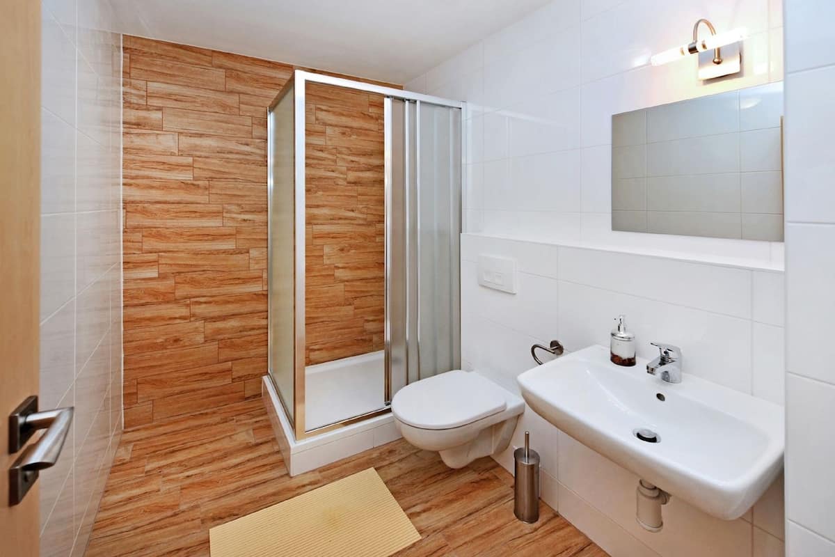 standard apartment, 1 bedroom | bathroom | shower, towels