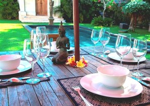 Se sirven desayunos, comidas, cenas y cocina internacional