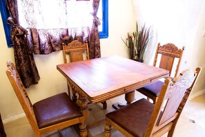 Apartment, 1 Schlafzimmer | Essbereich im Zimmer
