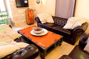 Apartment, 3 Bedrooms | Living room | Flat-screen TV