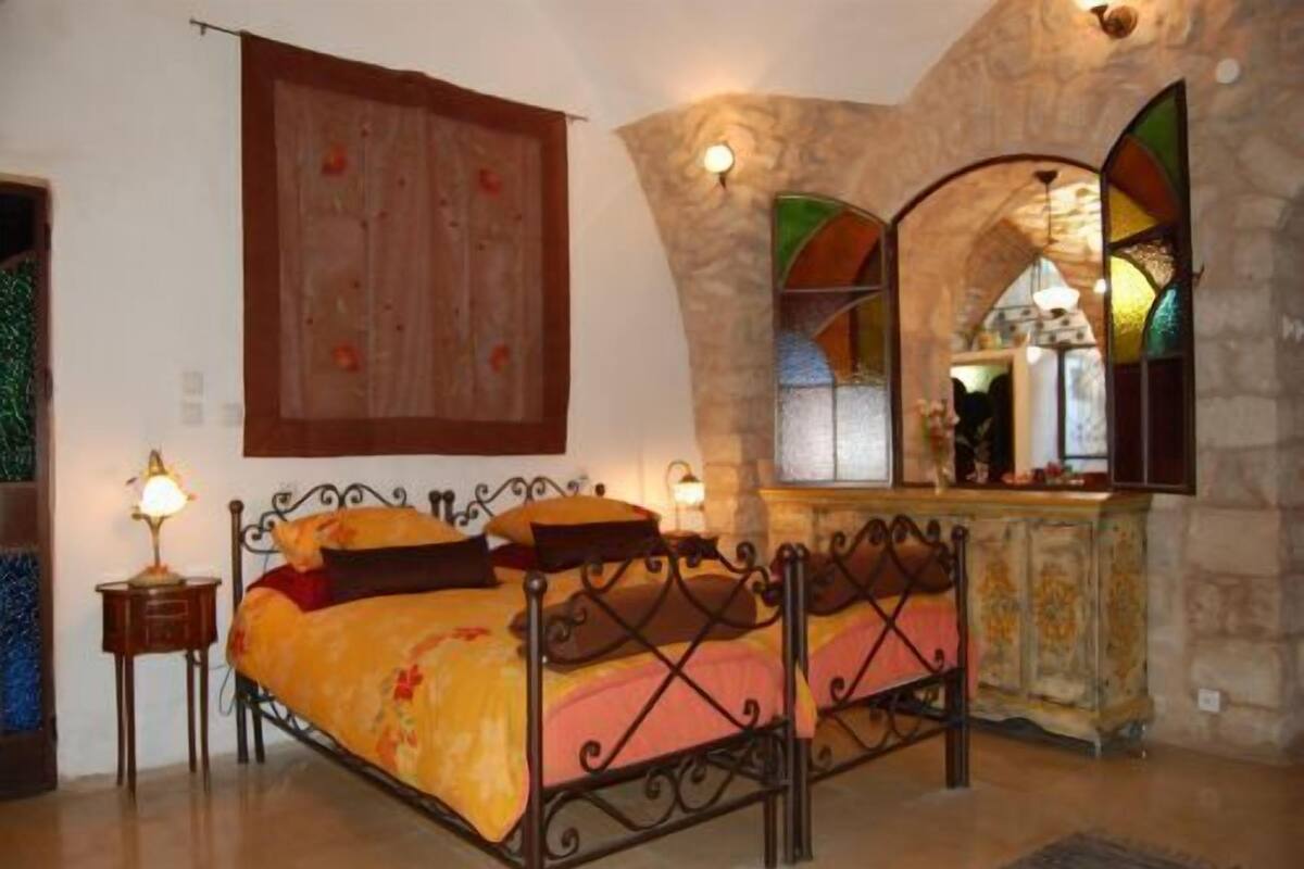 Appartement, 2 chambres | 1 chambre, coffres-forts dans les chambres, fer et planche à repasser