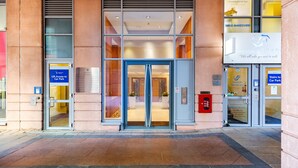 Interior entrance - St. George Wharf Serviced Apartments by TheSquare (London)