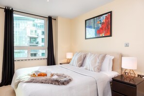 Skrivebord, lydisolert, strykejern/-brett og wi-fi (inkludert)