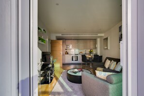 Schreibtisch, schallisolierte Zimmer, Bügeleisen/Bügelbrett